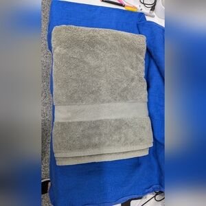 1 Boll & Branch Bath Sheet & 4 Wash Cloths. Green ( Juniper)